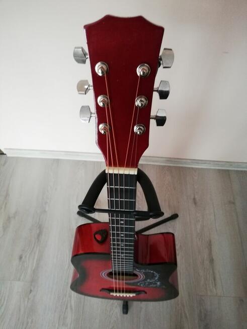 Sprzedam nowiutką gitarę akustyczną.