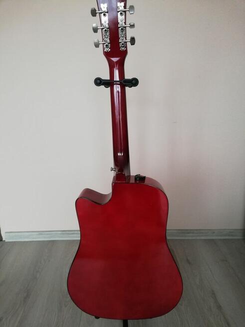 Sprzedam nowiutką gitarę akustyczną.