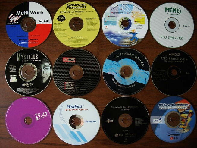 Instrukcje i płytki CD ze sterownikami do płyt głównych