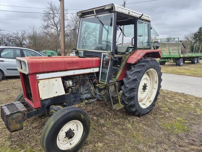 Ciągniki rolnicze, prasa rolująca, samochody, naczepa
