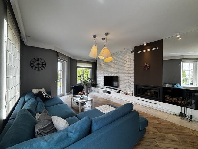 Duży dom z pokojem na parterze blisko lasu