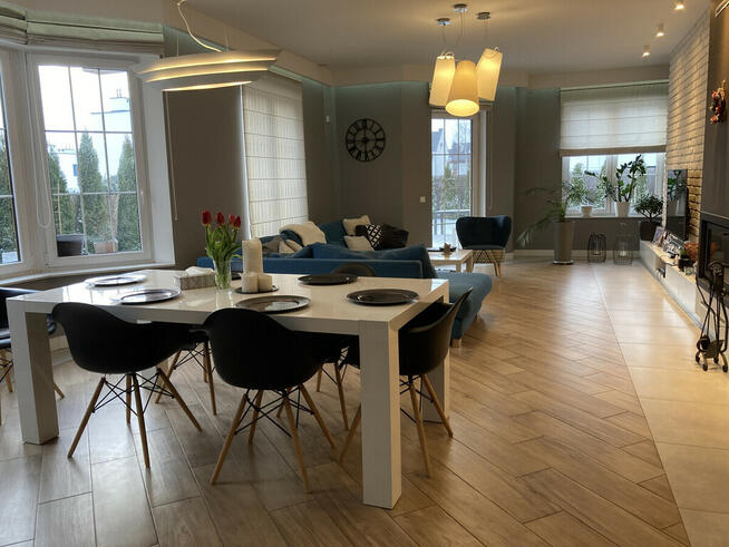 Duży dom z pokojem na parterze blisko lasu