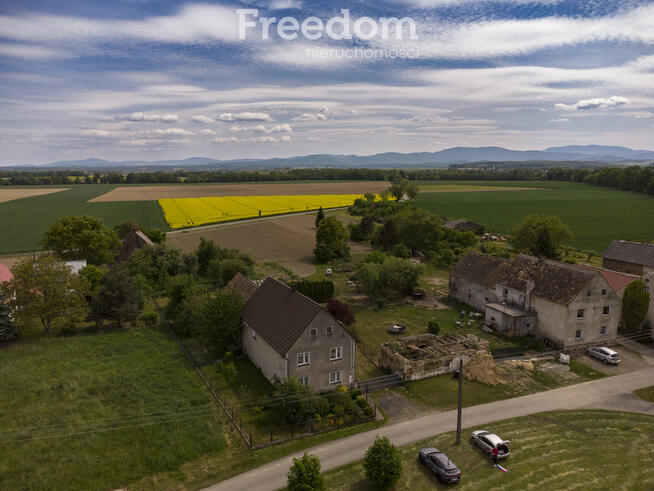 Dom z wieloma atutami i piękną działką
