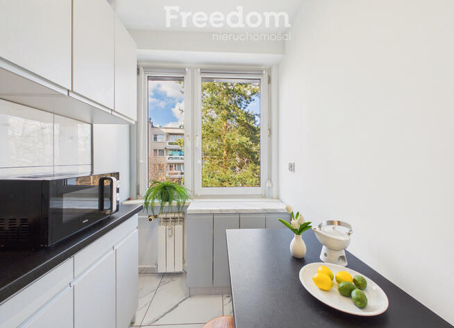 Słoneczne mieszkanie balkon i widok na góry