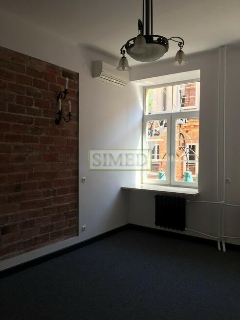 Styl loftowy , zabytkowa fabryka z XIX wieku .