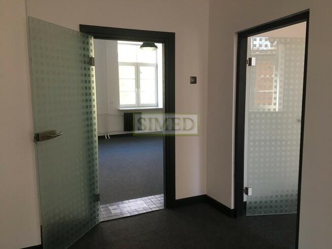 Styl loftowy , zabytkowa fabryka z XIX wieku .