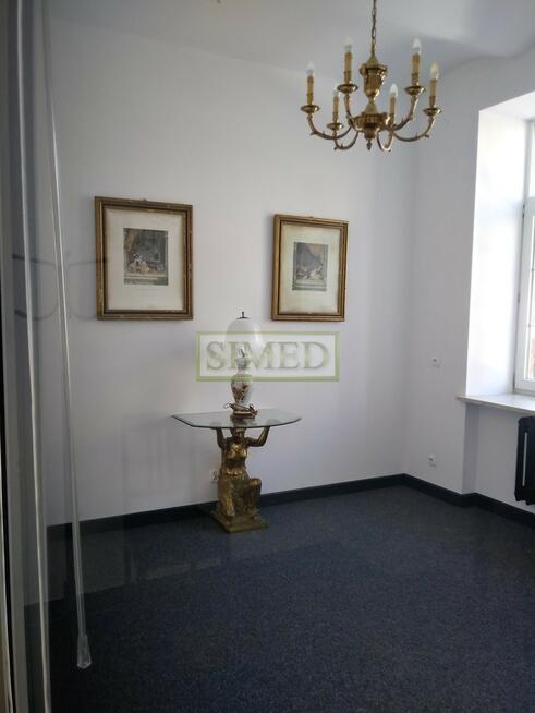 Styl loftowy , zabytkowa fabryka z XIX wieku .