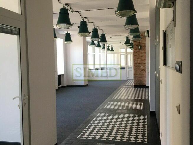 Styl loftowy , zabytkowa fabryka z XIX wieku .