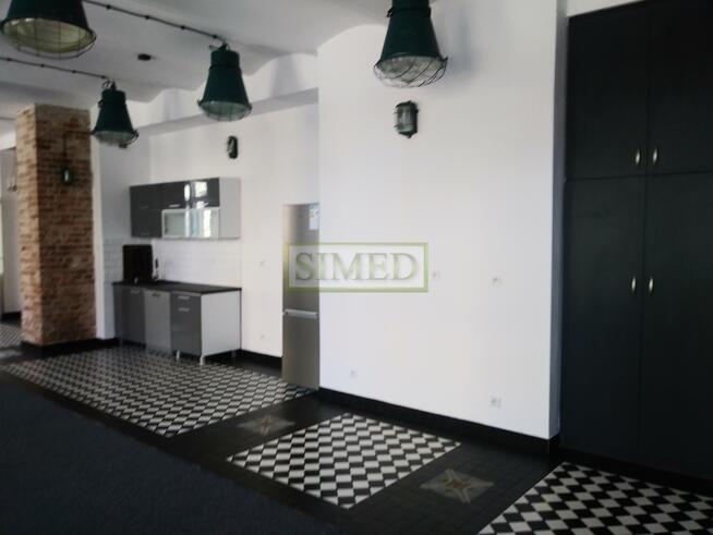 Styl loftowy , zabytkowa fabryka z XIX wieku .