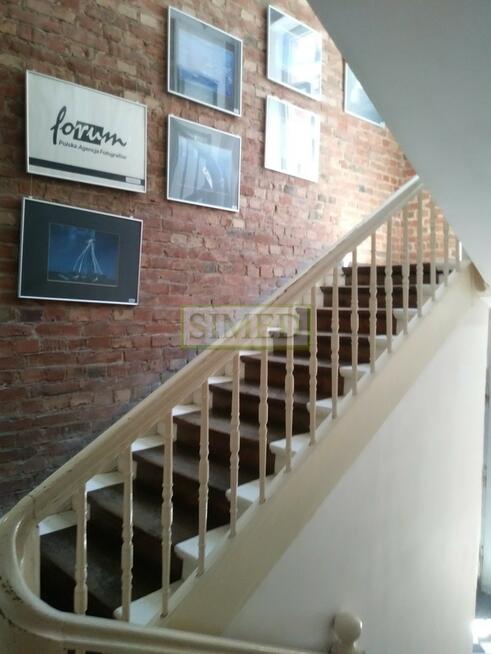 Styl loftowy , zabytkowa fabryka z XIX wieku .