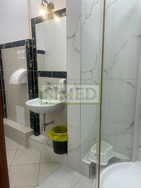 Biuro 3 pokoje , parking ,dostęp24h,recepcja .