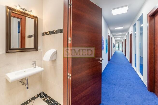 Biuro 3 pokoje , parking ,dostęp24h,recepcja .