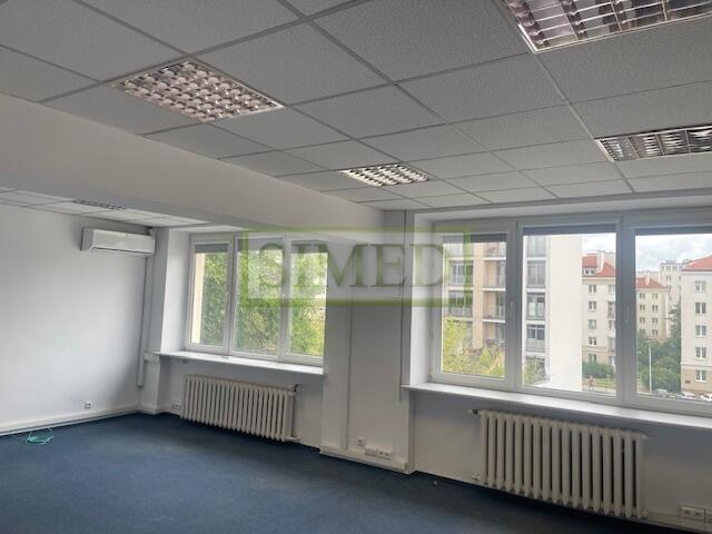 Dostep24h,recepcja,ochrona,poczekalnia,wys 3m .