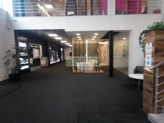 Handel ,usługi wyposażenie wnętrz.Parking .Ochrona