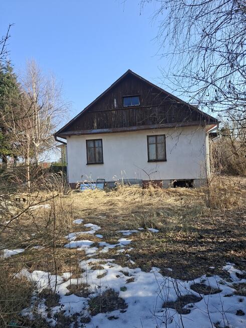 Działka budowlana z zabudowaniami do rozbiórki.