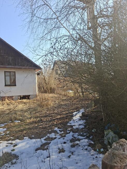 Działka budowlana z zabudowaniami do rozbiórki.