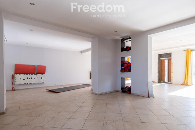 Duży lokal usługowy na parterze