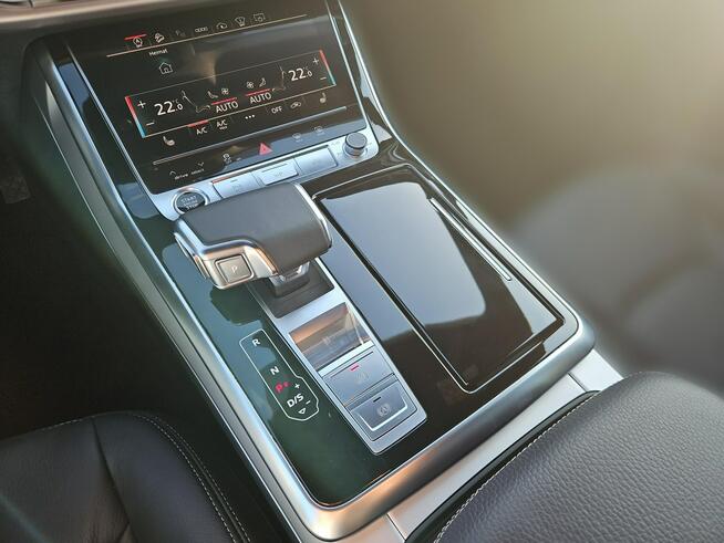 Audi Q8 PakietCzerń_Hak_Panorama_HomeLink_TempomatACC_4-strefy_FV23%