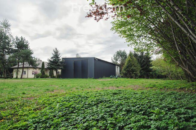 Dom z halą magazynową i dodatkowy mieszkaniem