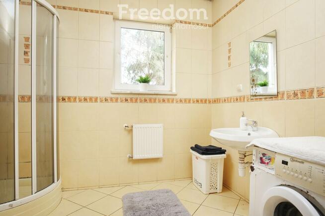 Dom z halą magazynową i dodatkowy mieszkaniem