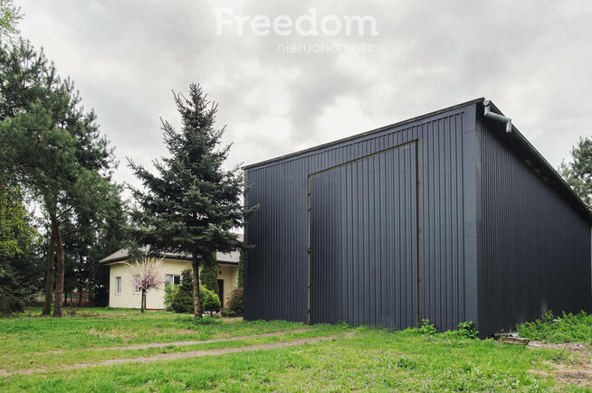 Dom z halą magazynową i dodatkowy mieszkaniem