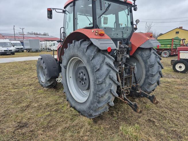 Ciągniki rolnicze, prasa rolująca, samochody, naczepa