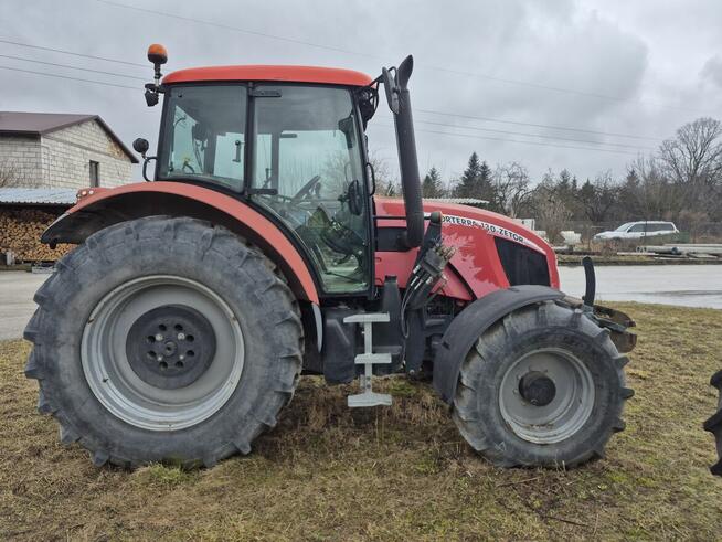 Ciągniki rolnicze, prasa rolująca, samochody, naczepa