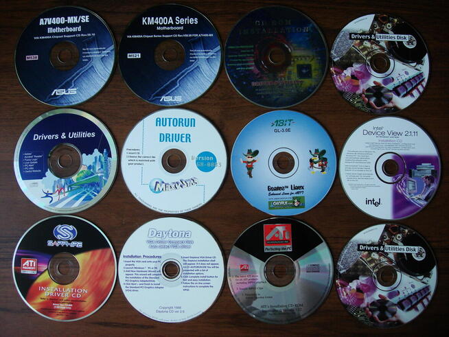 Instrukcje i płytki CD ze sterownikami do płyt głównych