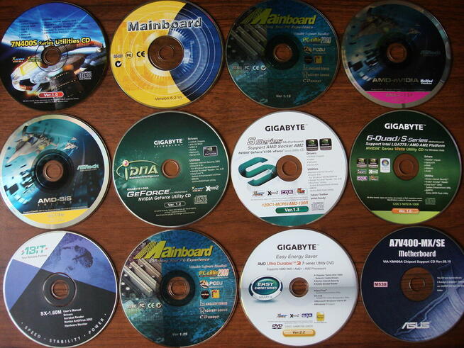 Instrukcje i płytki CD ze sterownikami do płyt głównych