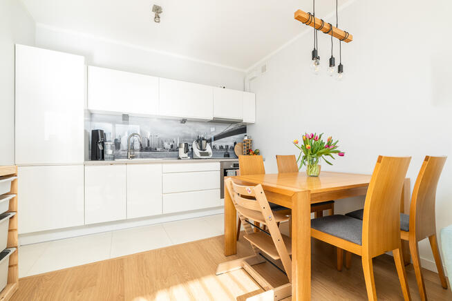 Przytulne 2 pokoje z tarasem i garażem. 4 Ogrody.