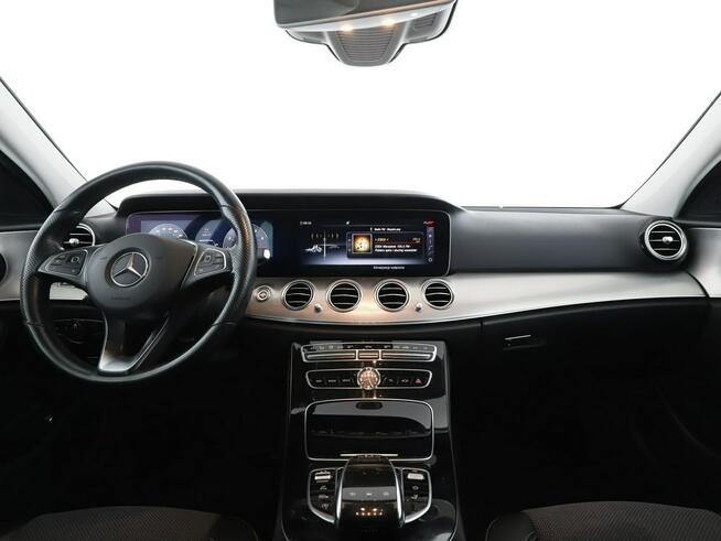 Mercedes E 250 FV23% automat full LED virtual cocpit półskóra grzane fotele kamery