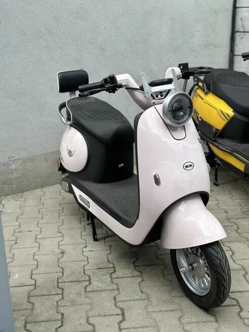 Różowy Skuter Elektryczny jak Vespa, nowy, bez prawa jazdy,