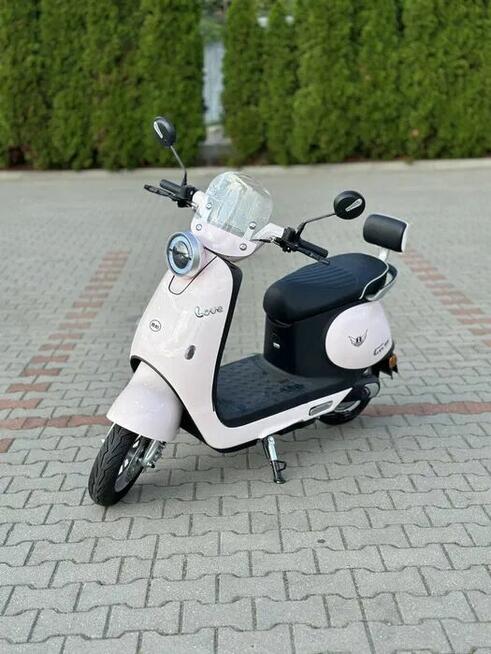 Różowy Skuter Elektryczny jak Vespa, nowy, bez prawa jazdy,