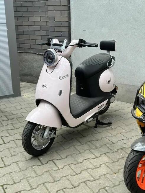 Różowy Skuter Elektryczny jak Vespa, nowy, bez prawa jazdy,