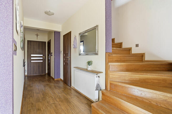 Zacharzyce - pół bliźniaka z uroczym ogrodem