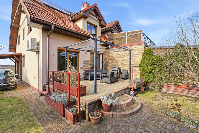 Zacharzyce - pół bliźniaka z uroczym ogrodem