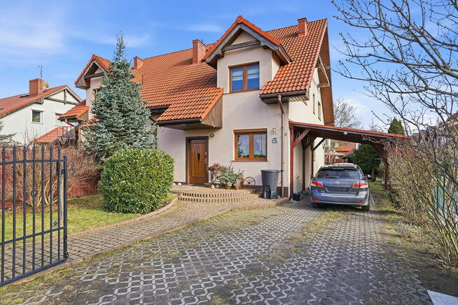 Zacharzyce - pół bliźniaka z uroczym ogrodem