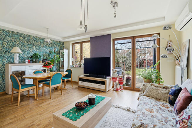 Zacharzyce - pół bliźniaka z uroczym ogrodem