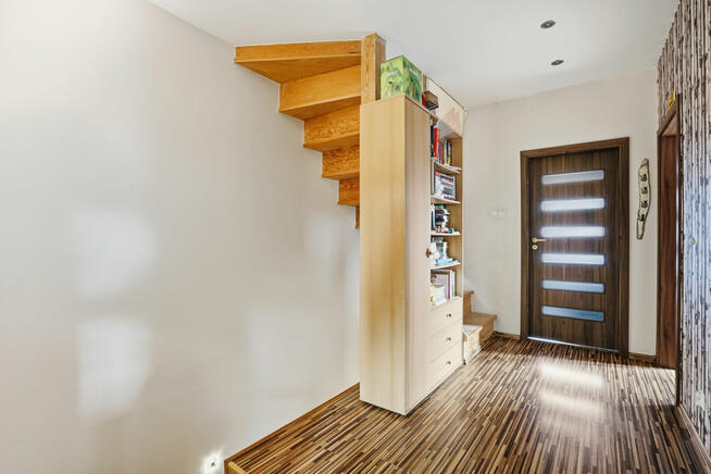 Zacharzyce - pół bliźniaka z uroczym ogrodem