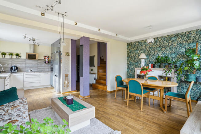 Zacharzyce - pół bliźniaka z uroczym ogrodem