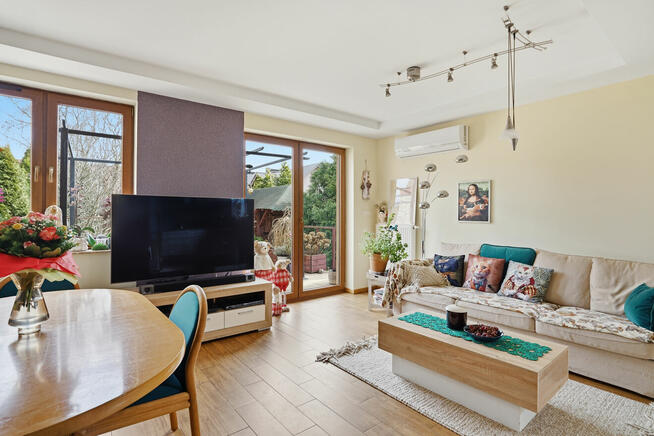 Zacharzyce - pół bliźniaka z uroczym ogrodem