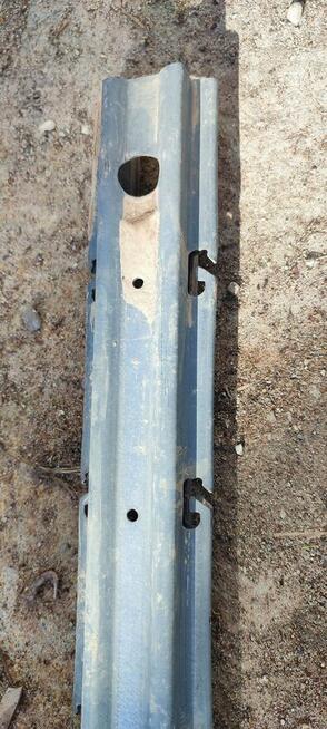 Słupki metalowe ocynkowane do siatki leśnej winorośli malin