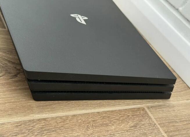 PlayStation 4 Pro 1TB CUH-7216B + 2 pady DualShock 4