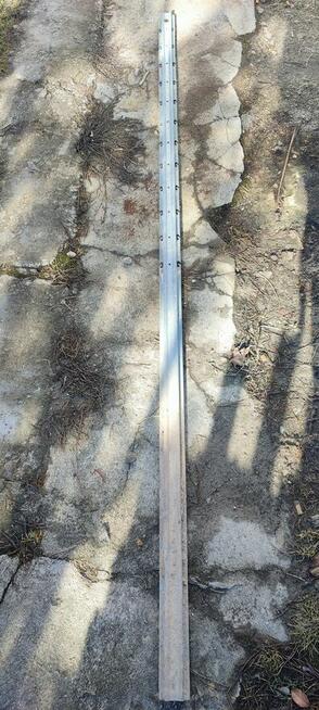 Słupki metalowe ocynkowane do siatki leśnej winorośli malin