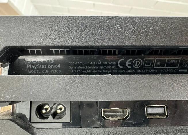 PlayStation 4 Pro 1TB CUH-7216B + 2 pady DualShock 4