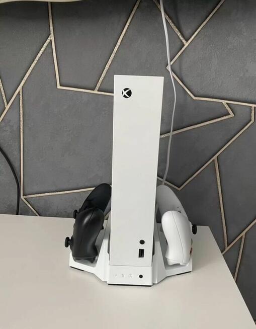 Xbox Series S 512 GB + 2 pady + stacja ładująca