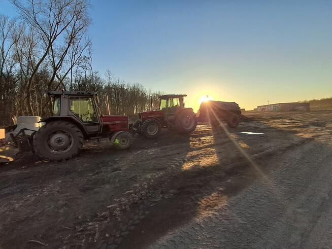 Traktorzysta kierowca ciagnika