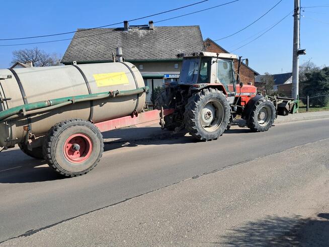Traktorzysta kierowca ciagnika