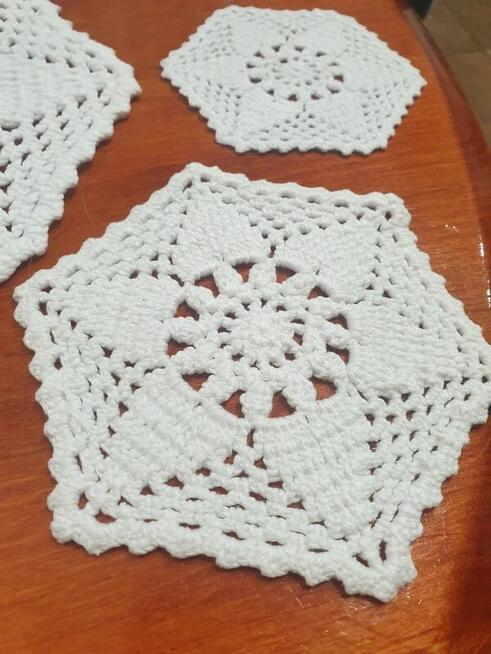 Białe szydełkowe serwetki 8 szt