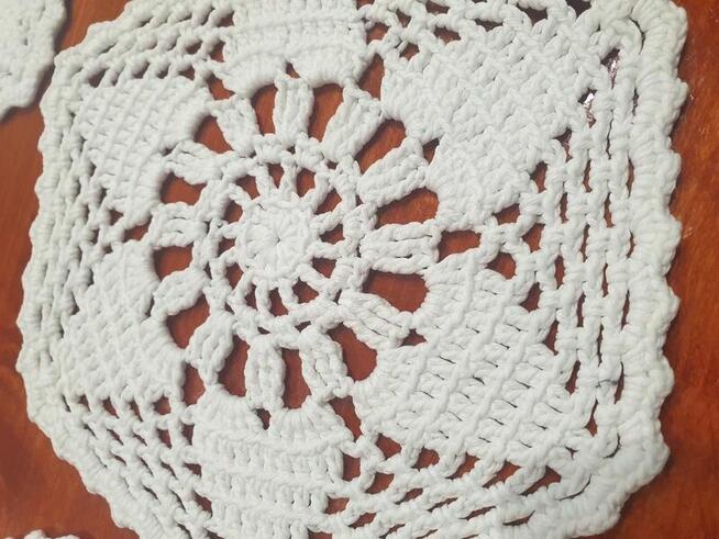 Białe szydełkowe serwetki 8 szt